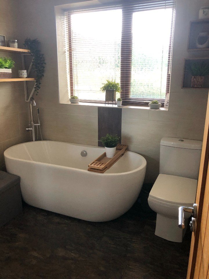 Expert fitting of bathroom fitting with an example of tiling