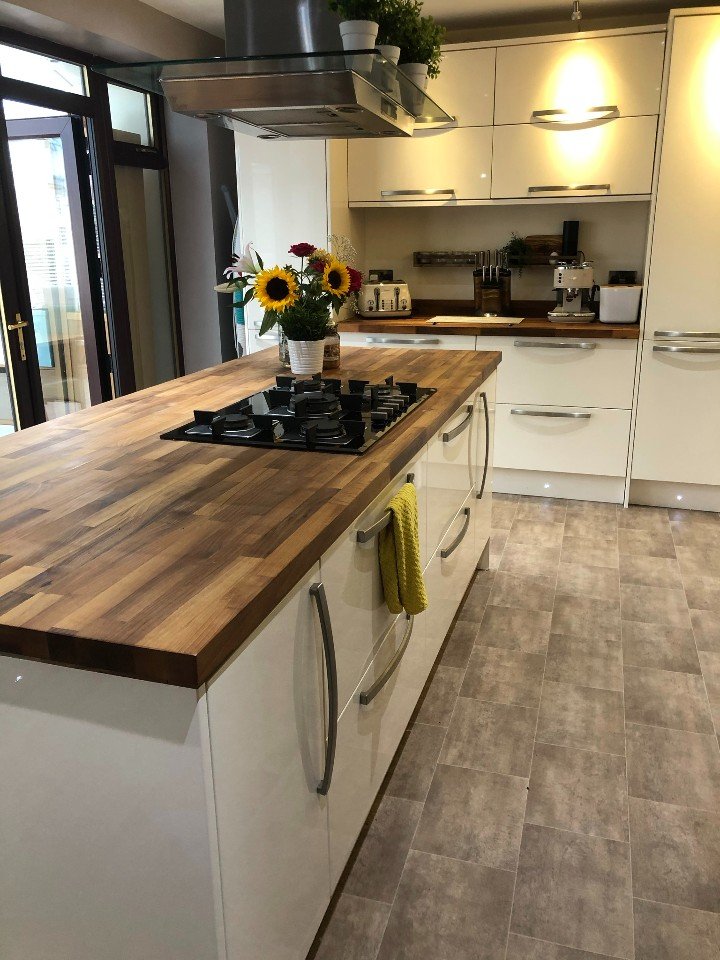 Expert Kitchen fitted with Oak worktops fitted to high gloss cream cupboards